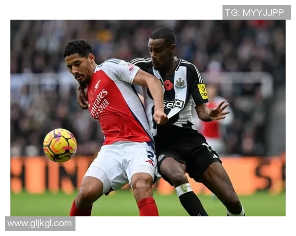 与足球巨星零距离碰拳瞬间 感受全场震撼与激情碰撞