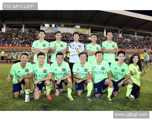 香港足球明星开设足球学校 吸引年轻学员培养未来球星